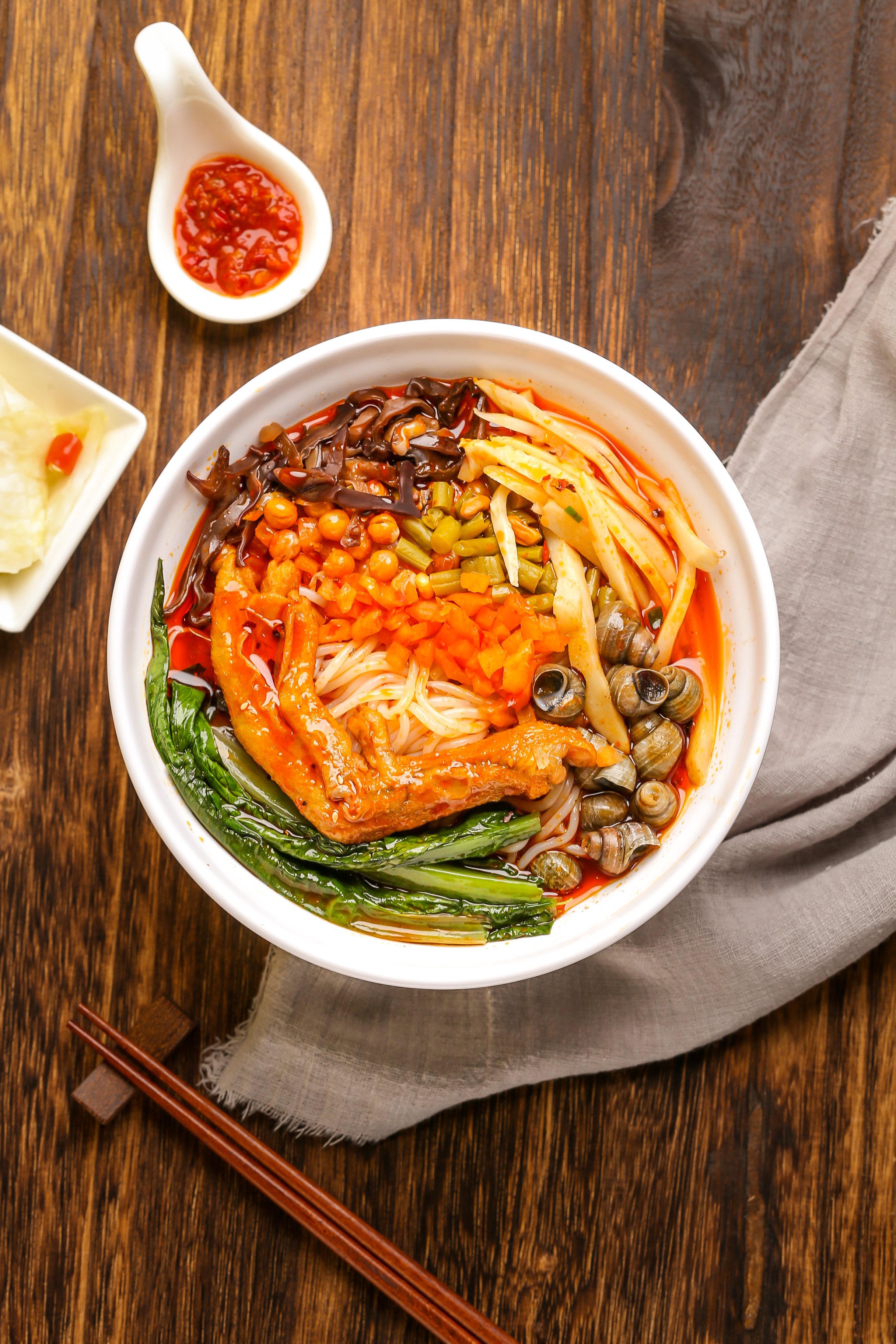 开个美食店需要什么证件，开餐饮店一定要办理的三个证件不然后果很严重